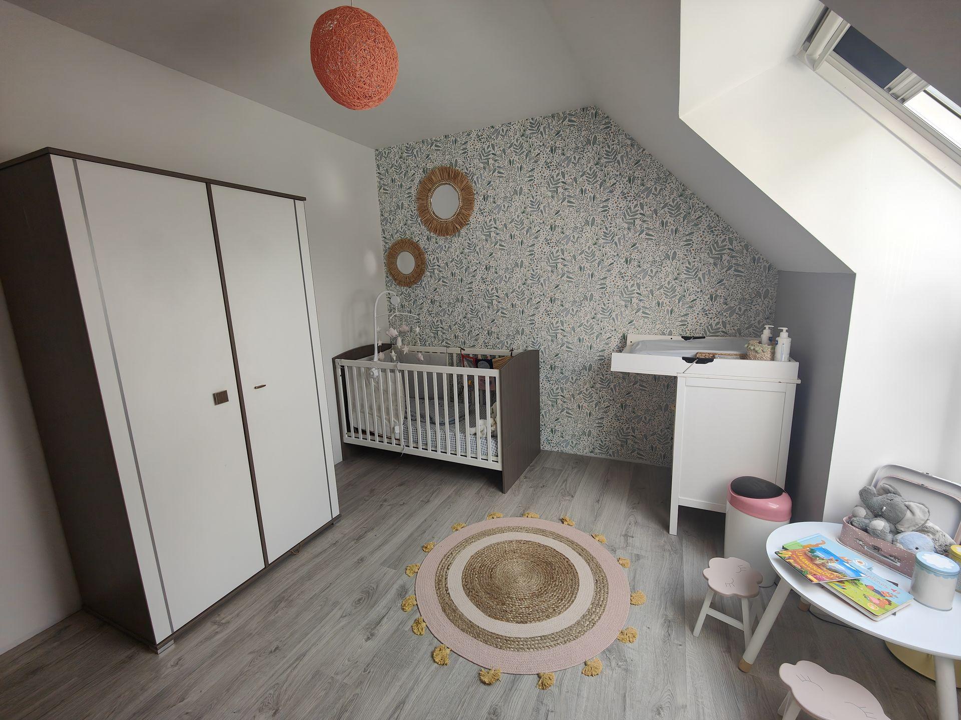 Chambre bébé dont la décoration et l'ameublement proviennent de la seconde main